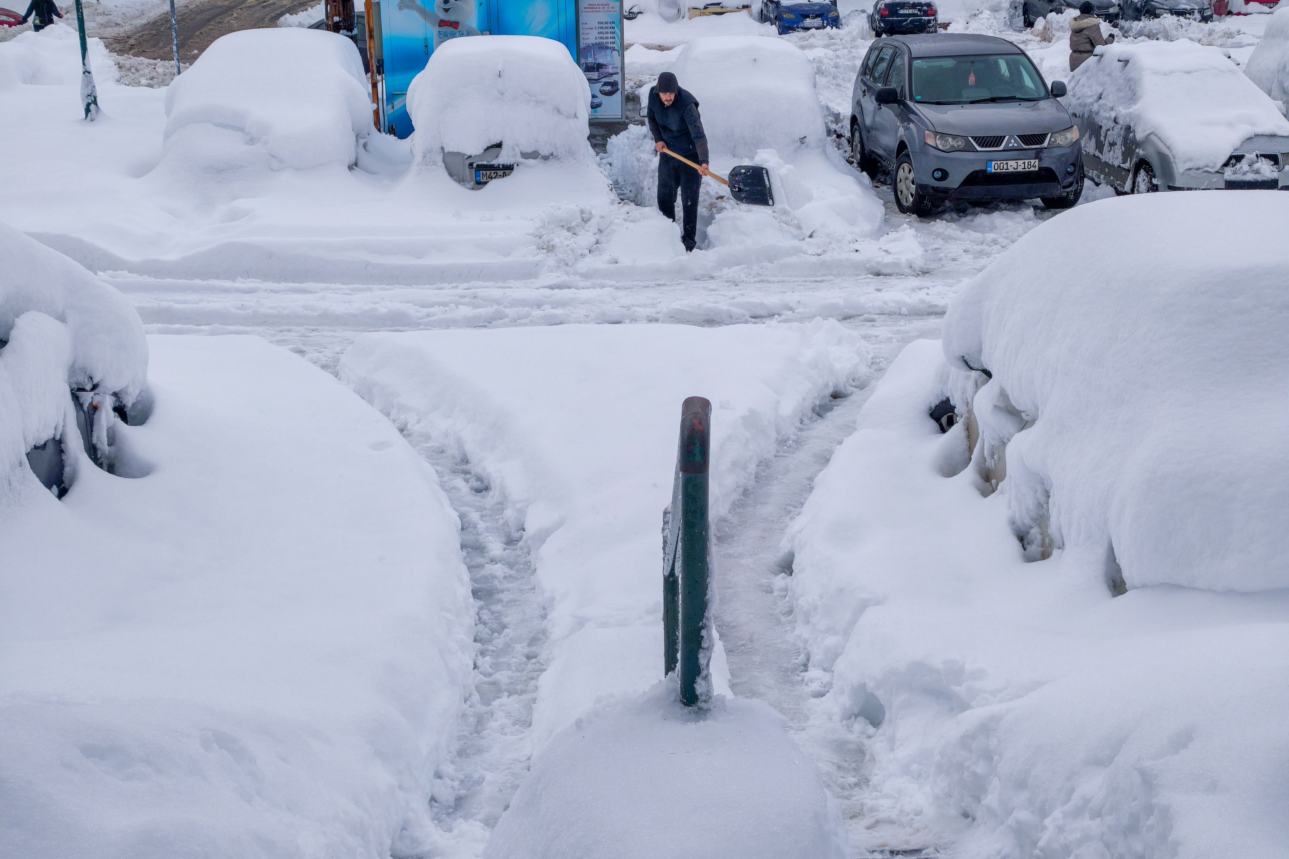 Snijeg uzrokovao kolaps u Sarajevu – jedna osoba poginula